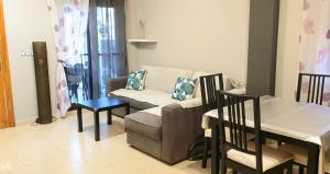 Arco Mediterráneo chalet independiente في توريفايجا: غرفة معيشة مع أريكة وطاولة