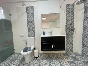a bathroom with a toilet and a sink at דירת סטודיו גן יפיפיה קרובה לים in Tel Aviv