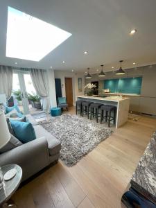 a living room with a couch and a kitchen at Luxury Accomodation close to city centre in Plymouth