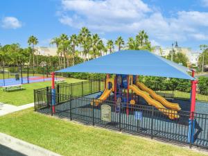 - une aire de jeux avec toboggan dans un parc dans l'établissement 4Br 2Bath Condo Balcony 5min Conv Center 2020ft, à Orlando