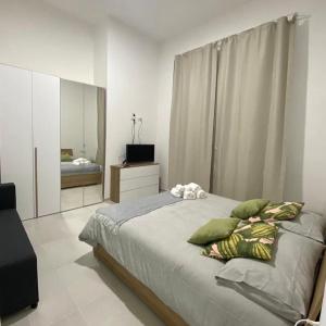 ein Schlafzimmer mit einem großen Bett und einem Spiegel in der Unterkunft Maison Silvia in Neapel