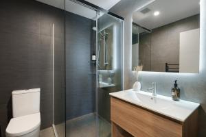 Koupelna v ubytování Executive Oceanside Apartment + 13 fotografií