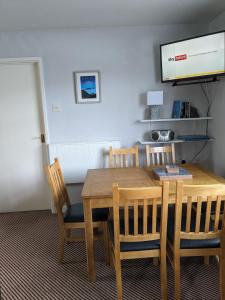 Телевизор и/или развлекательный центр в 35 Gower Holiday Village with Seasonal Pool