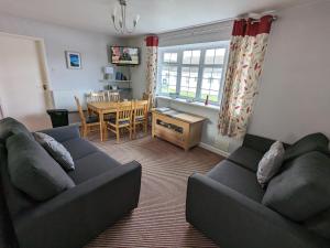 Гостиная зона в 35 Gower Holiday Village with Seasonal Pool