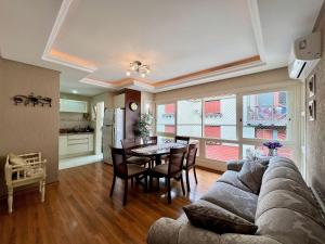 グラマドにあるApto 2dorm 500m Rua Coberta by Achei Gramadoのソファとテーブルのあるリビングルーム