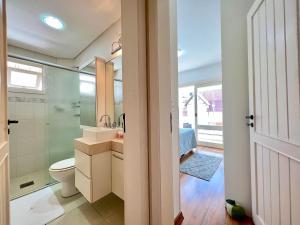 グラマドにあるApto 2dorm 500m Rua Coberta by Achei Gramadoのシャワー、トイレ、洗面台を備えたバスルーム +32枚の写真