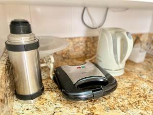 グラマドにあるApto 2dorm 500m Rua Coberta by Achei Gramadoのカウンターの上に置かれたブレンダーのクローズアップ