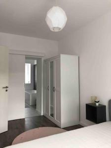 - une chambre blanche avec un lit et une salle de bains dans l'établissement Quattro Casa, à Sopron