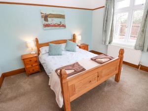 1 dormitorio con 1 cama, 2 lámparas y ventana en Trelydarth en St. Agnes 