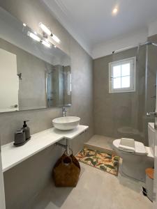 Koupelna v ubytování Nereides Suites + 37 fotografií