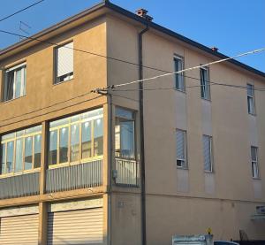 een appartementencomplex met een groot raam bij Casa Roma rooms& apartmens in Padua