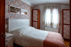 オルメドにあるMi Casita Olmedoのベッドルーム(ベッド1台、窓付)