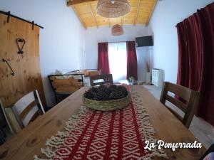 een eettafel met daarop een kleed bij La ponferrada in Villa Ventana