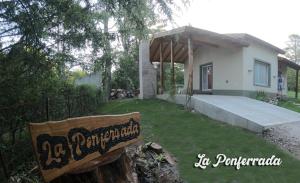 een houten bank voor een huis bij La ponferrada in Villa Ventana +4 foto's