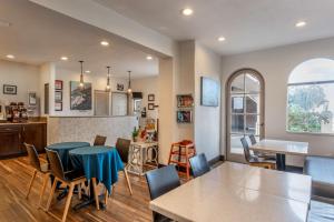 cocina y comedor con mesas y sillas azules en Best Western San Marcos Inn, en Morro Bay