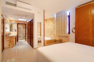 Posteľ alebo postele v izbe v ubytovaní Zen Villa Anfi Tauro Golf with private heated pool