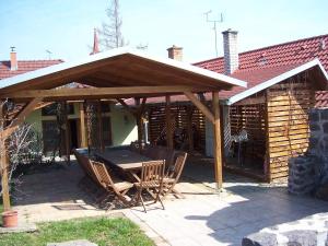 einem Holzpavillon mit einem Tisch und Stühlen auf einer Terrasse in der Unterkunft Penzion u Kapličky in Znojmo