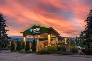 サーモンアームにあるSureStay Plus Hotel by Best Western Salmon Armの南西のホテル