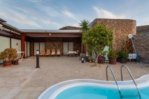 un complejo con piscina y patio con mesa en Zen Villa Anfi Tauro Golf Meer Pool en Mogán