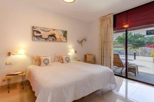 Posteľ alebo postele v izbe v ubytovaní Zen Villa Anfi Tauro Golf with private heated pool