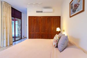 Posteľ alebo postele v izbe v ubytovaní Zen Villa Anfi Tauro Golf with private heated pool