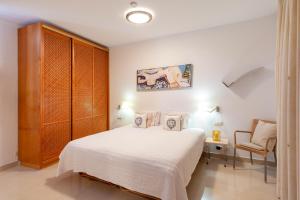 Posteľ alebo postele v izbe v ubytovaní Zen Villa Anfi Tauro Golf with private heated pool