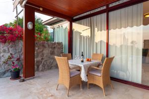 Patio alebo iná vonkajšia časť ubytovania Zen Villa Anfi Tauro Golf with private heated pool
