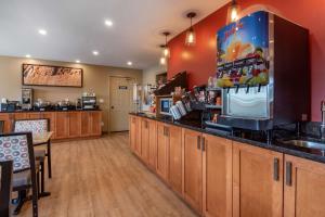 A restaurant or other place to eat at SureStay Plus Hotel by Best Western Salmon Arm
