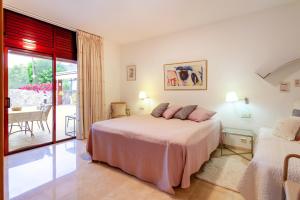 Posteľ alebo postele v izbe v ubytovaní Zen Villa Anfi Tauro Golf with private heated pool