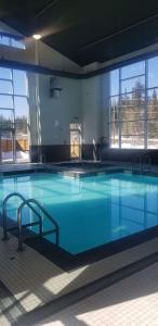 uma grande piscina com água azul num edifício em Best Western Plus Prince George em Prince George