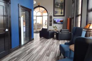 eine Lobby mit blauen Wänden und Stühlen und einer Tür in der Unterkunft Quality Inn Siloam Springs West in Siloam Springs