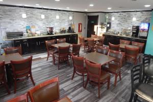 a restaurant with tables and chairs and a bar at Quality Inn Siloam Springs West in Siloam Springs