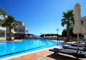 Бассейн в Molos Bay Hotel или поблизости