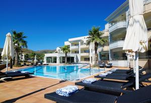 Бассейн в Molos Bay Hotel или поблизости