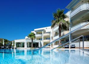 Бассейн в Molos Bay Hotel или поблизости
