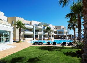 Бассейн в Molos Bay Hotel или поблизости