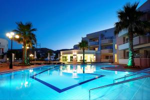 Бассейн в Molos Bay Hotel или поблизости