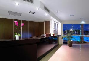 Бассейн в Molos Bay Hotel или поблизости