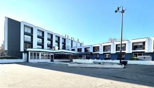 a large white building with a lot of windows at The Vic, an Ascend Collection Hotel in Victoria