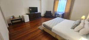 een hotelkamer met een bed en een televisie bij Hotel Casa Campo by Cassana in Arequipa