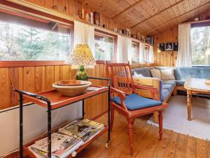 sala de estar con sofá, mesa y sillas en 6 person holiday home in Gedser, en Gedser