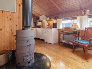 een keuken met een fornuis in het midden van een kamer bij 6 person holiday home in Gedser in Gedser