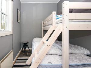 Cette chambre dispose de lits superposés et de 2 lits superposés. dans l'établissement 5 person holiday home in Skærbæk, à Skærbæk