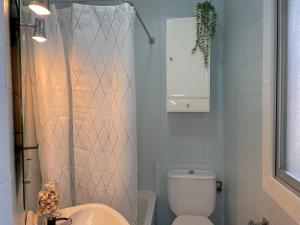 ein Bad mit einem WC, einem Waschbecken und einer Dusche in der Unterkunft Apartamento estación de Portbou in Portbou