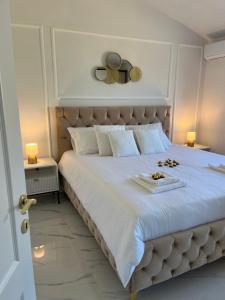 ein Schlafzimmer mit einem großen weißen Bett mit zwei Lampen in der Unterkunft Villa Ban in Trogir