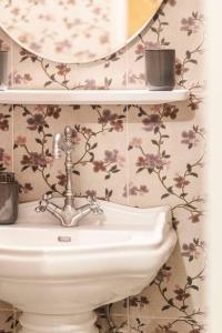 Koupelna v ubytování Siora Nina charming stone house near Agios Gordios