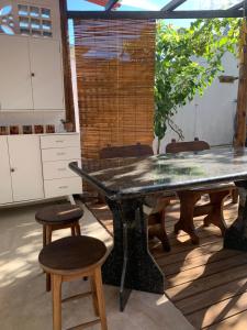 una cocina con una mesa grande y algunas sillas en Suítes Cabanas Coral, en Serra