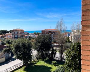 Blick auf eine Stadt mit Bäumen und das Meer in der Unterkunft Kesya Seaview Apartment - Attico - 50mt dal mare in Anzio