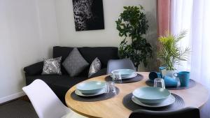 une table de salle à manger avec de la vaisselle bleue dessus dans l'établissement Bilbao Matiko Tranquility near the Old town, à Bilbao