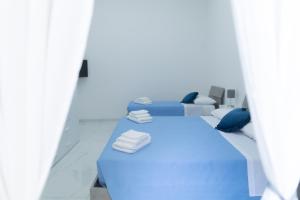 ein Zimmer mit einem blauen Tisch und Handtüchern darauf in der Unterkunft Dimora F&F in Neapel